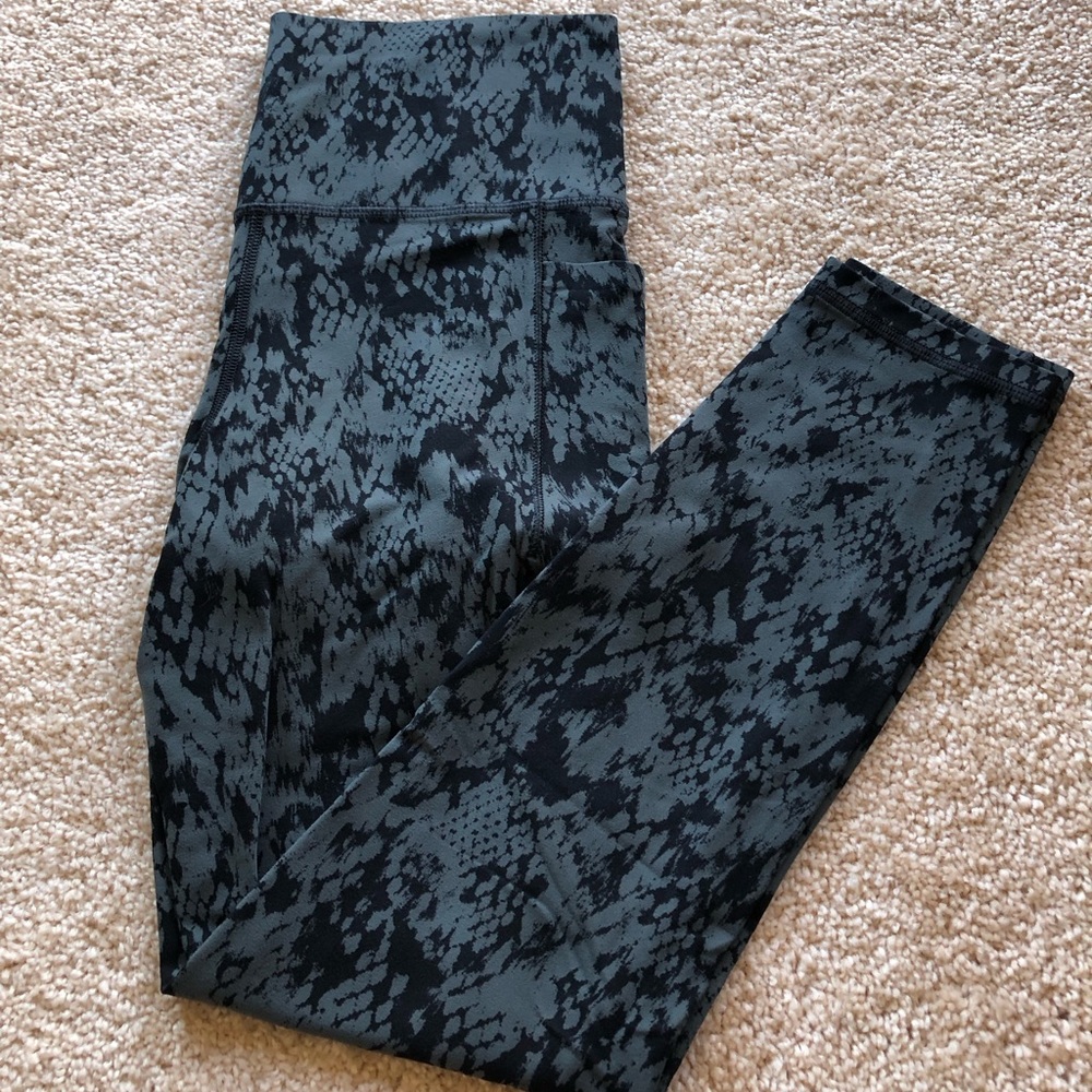 Salutation stash pocket II printed 7/8ths leggings